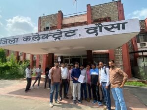 Submitted a memorandum : दौसा: मेडिकल कॉलेज कर्मचारियों का हल्लाबोल, 5 महीने से अटका वेतन, मनमानी कटौती पर कलेक्टर को सौंपा ज्ञापन ?