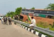 The driver took control : पूर्वांचल एक्सप्रेसवे पर यात्रियों से भरी बस का टायर फटा, चालक ने संभाली कमान, बाल-बाल बचे 14 यात्री