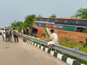 The driver took control : पूर्वांचल एक्सप्रेसवे पर यात्रियों से भरी बस का टायर फटा, चालक ने संभाली कमान, बाल-बाल बचे 14 यात्री