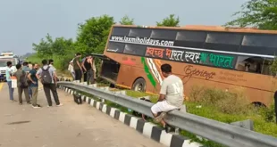 The driver took control : पूर्वांचल एक्सप्रेसवे पर यात्रियों से भरी बस का टायर फटा, चालक ने संभाली कमान, बाल-बाल बचे 14 यात्री