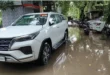 The MLA's car : हल्की बारिश में ही जलमग्न हुआ शाहगंज तहसील परिसर, विधायक की गाड़ी भी पानी के बीच दिखी