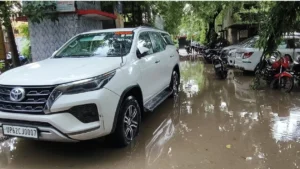 The MLA's car : हल्की बारिश में ही जलमग्न हुआ शाहगंज तहसील परिसर, विधायक की गाड़ी भी पानी के बीच दिखी