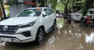 The MLA's car : हल्की बारिश में ही जलमग्न हुआ शाहगंज तहसील परिसर, विधायक की गाड़ी भी पानी के बीच दिखी