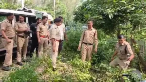 High-speed bike : टांडा रोड पर तेज रफ्तार बाइक पेड़ से टकराई, हादसे में दो युवकों की मौत