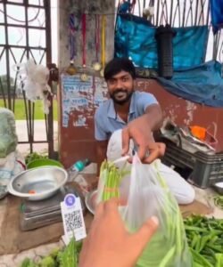 Selling vegetables : अंतरराष्ट्रीय थ्रो बॉल चैंपियन अमरदीप की मुफलिसी ने खड़े किए सिस्टम पर सवाल, रांची की सड़क किनारे सब्जी बेचने को मजबूर
