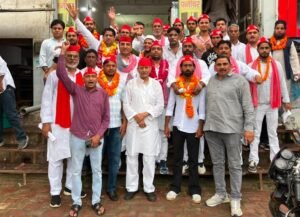 Honoured : सपा की मासिक बैठक में संगठन मजबूती पर मंथन, पांच शिक्षकों को प्रशस्ति पत्र देकर किया सम्मानित