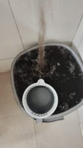 Enclave Society : गुलमोहर एन्क्लेव सोसायटी में फिर आया काला और गंदा पानी, कई निवासियों ने की शिकायत