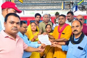Passenger Amenities : बांदा रेलवे स्टेशन की यात्री सुविधाएं बढ़ाने और नई ट्रेनों के संचालन की मांग को लेकर सौंपा ज्ञापन ?
