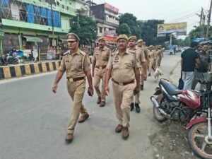 Security arrangements : किरतपुर पुलिस ने मुख्य मार्गों और बाजारों में पैदल गश्त कर सुरक्षा व्यवस्था का जायजा लिया