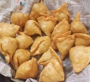 Mini Samosa : पिलखुवा में समोसे के दाम ने बढ़ाई महंगाई की मार, 25-30 रुपये में बिक रहा छोटा समोसा ?