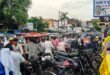 Roadside : पुरानी तहसील के सामने सड़क किनारे खड़े आड़े-तिरछे चार पहिया वाहन जाम का मुख्य कारण