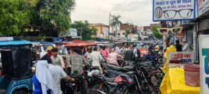 Roadside : पुरानी तहसील के सामने सड़क किनारे खड़े आड़े-तिरछे चार पहिया वाहन जाम का मुख्य कारण