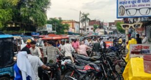 Roadside : पुरानी तहसील के सामने सड़क किनारे खड़े आड़े-तिरछे चार पहिया वाहन जाम का मुख्य कारण