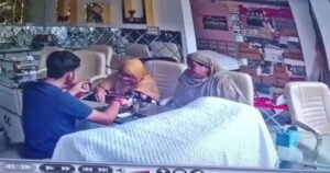 Caught on camera : चांदपुर में बुर्कानशी दो महिलाओं पर ज्वेलर्स से लाखों के जेवर चोरी करने का आरोप, घटना कैमरे में कैद
