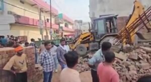 Allegation of encroachment : गाजियाबाद: लोनी में हाजी सलमान के रिश्तेदार के निर्माण पर चला बुलडोजर, सरकारी जमीन पर कब्जे का आरोप