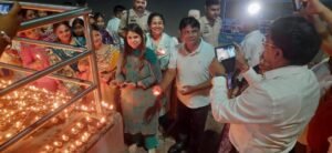 Hundreds of lamps : सेवा संकल्प अभियान के तहत गंगा बैराज पर भव्य दीपदान, जिलाधिकारी समेत नागरिकों ने जलाए सैकड़ों दीप