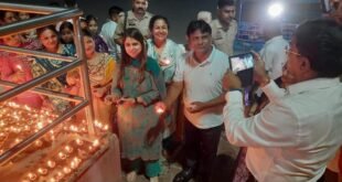 Hundreds of lamps : सेवा संकल्प अभियान के तहत गंगा बैराज पर भव्य दीपदान, जिलाधिकारी समेत नागरिकों ने जलाए सैकड़ों दीप