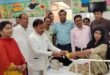 Sewing machine : हापुड़ में विश्वकर्मा जयंती पर लाभार्थियों को टूल किट और सिलाई मशीन देकर किया सम्मानित