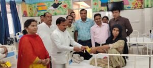 Sewing machine : हापुड़ में विश्वकर्मा जयंती पर लाभार्थियों को टूल किट और सिलाई मशीन देकर किया सम्मानित