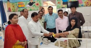 Sewing machine : हापुड़ में विश्वकर्मा जयंती पर लाभार्थियों को टूल किट और सिलाई मशीन देकर किया सम्मानित