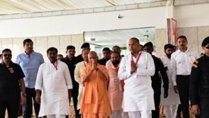 Expressed condolences : मुख्यमंत्री योगी आदित्यनाथ ने दिवंगत विधायक अनिल शर्मा को श्रद्धांजलि देकर परिजनों से मिलकर संवेदना व्यक्त की