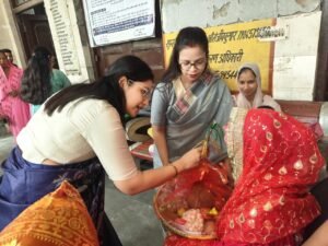 Distributed nutrition kits : संपूर्ण समाधान दिवस में 121 शिकायतें प्राप्त, 21 का मौके पर निस्तारण, डीएम ने गर्भवती महिलाओं को बांटी पोषण किट ?
