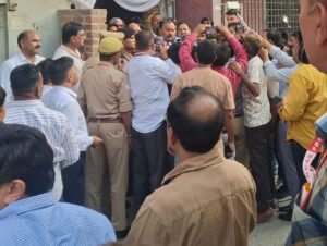 Suggestions Invited : पिलखुवा में पत्रकारों को तीन घंटे सड़क पर करना पड़ा इंतजार, कवरेज व्यवस्था को लेकर पत्रकार साथियों से सुझाव आमंत्रित