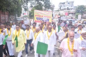 From Kanpur to Unnao : कैशलेस चिकित्सा सुविधा में शिक्षणेत्तर कर्मचारियों को शामिल करने की मांग, कानपुर से उन्नाव तक पैदल मार्च