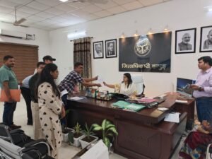 Warning of a protest : एनएचएम संविदा कर्मचारियों ने मांगों को लेकर जिलाधिकारी को सौंपा ज्ञापन, 5 अक्टूबर से आंदोलन की चेतावनी