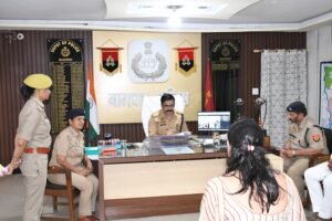 Expeditious disposal : पुलिस कार्यालय में एसपी सूरज राय ने की जनसुनवाई, फरियादियों की समस्याएं सुनकर त्वरित निस्तारण के दिए निर्देश
