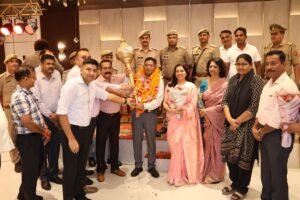 New Responsibility : हापुड़ के अपर पुलिस अधीक्षक विनीत भटनागर को भावभीनी विदाई, अब कमिश्नरेट वाराणसी में संभालेंगे नई जिम्मेदारी