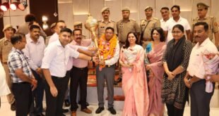 New Responsibility : हापुड़ के अपर पुलिस अधीक्षक विनीत भटनागर को भावभीनी विदाई, अब कमिश्नरेट वाराणसी में संभालेंगे नई जिम्मेदारी