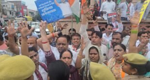 Demand for arrest : वोट चोरी के आरोपों के विरोध में कांग्रेसियों का पैदल मार्च रोका, पुलिस से हुई धक्का-मुक्की, गिरफ्तारी की मांग