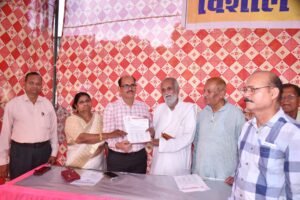 Teachers' Union Sit-in : संयुक्त शिक्षा निदेशक कार्यालय कानपुर मंडल कानपुर पर शिक्षक संघ का धरना