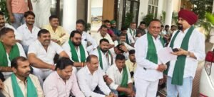 Demand to halt : पुराने वाहनों की जब्ती के विरोध में भाकियू लोकहित ने सौंपा ज्ञापन, कार्रवाई रोकने की मांग