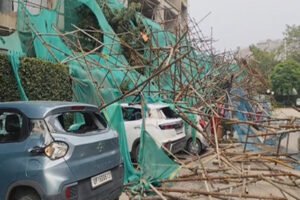 A major accident was averted : नोएडा में तेज आंधी से निर्माणाधीन बिल्डिंग की शटरिंग गिरी, 14 गाड़ियां क्षतिग्रस्त; बड़ा हादसा टला ?