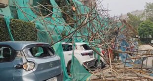 A major accident was averted : नोएडा में तेज आंधी से निर्माणाधीन बिल्डिंग की शटरिंग गिरी, 14 गाड़ियां क्षतिग्रस्त; बड़ा हादसा टला ?