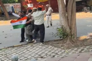 Slogan-shouting : जंतर-मंतर पर प्रदर्शन करने पहुंचे CJP नेता आशुतोष रांका और सौरव दास हिरासत में, तिरंगा लेकर कर रहे थे नारेबाजी ?