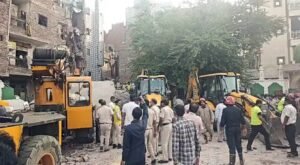 Body recovered : दिल्ली के सीमापुरी में गिरी इमरात : मलबे में चार लोगों के शव बरामद, 8 घायल ?