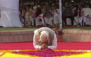 Floral tributes offered : महात्मा गांधी के विचारों ने पूरी दुनिया को प्रेरित किया, पीएम मोदी ने राजघाट जाकर बापू को पुष्पांजलि अर्पित की