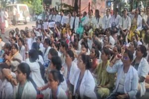 Siege : समान वेतन और स्थायी नौकरी की मांग को लेकर एएनएम कर्मचारियों ने ब्रजेश पाठक के घर का किया घेराव ?