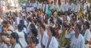 Siege : समान वेतन और स्थायी नौकरी की मांग को लेकर एएनएम कर्मचारियों ने ब्रजेश पाठक के घर का किया घेराव ?