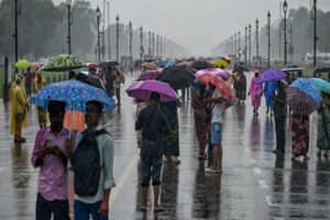 Cold winds : दिल्ली-NCR में तेज बारिश और ठंडी हवाओं से बदला मौसम का मिजाज, येलो अलर्ट जारी ?