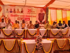 Manjhanpur : प्रभारी मंत्री ने सेवा ज्योति यात्रा का किया शुभारंभ, मशाल जलाकर मंझनपुर में निकाला गया भ्रमण, पीएम मोदी का लाइव प्रसारण दिखाया