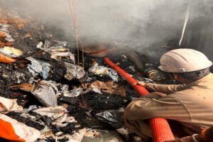 Massive fire : गाजियाबाद में कपड़ों के शोरूम में लगी भीषण आग, दमकल की चार गाड़ियों ने पाया काबू ?