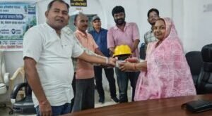Materials distributed : स्वच्छता ही सेवा अभियान में डिंडौरी के सफाई मित्रों का सम्मान, PPE किट और सुरक्षा सामग्री वितरित