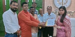 Handed over to the SDM : ग्रामीण पत्रकार एसोसिएशन के जिलाध्यक्ष लक्ष्मी नारायण मौर्य का मनोनयन पत्र एसडीएम को सौंपा ?