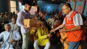 Flower shower for the elderly : अंतर्राष्ट्रीय वृद्धजन दिवस पर रेडक्रॉस ने 105 वृद्धजनों का पुष्पवर्षा से किया अभिनंदन