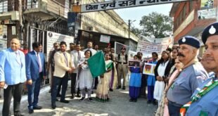 Vigilant : गांधी जयंती पर हापुड़ में निकली विधिक जागरूकता प्रभात फेरी, पॉक्सो एक्ट और बाल सुरक्षा के प्रति किया जागरूक