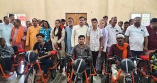 Equipment distributed : सेवा संकल्प अभियान के तहत तेंदूखेड़ा में दिव्यांगजनों और वरिष्ठ नागरिकों को निःशुल्क सहायक उपकरण वितरित
